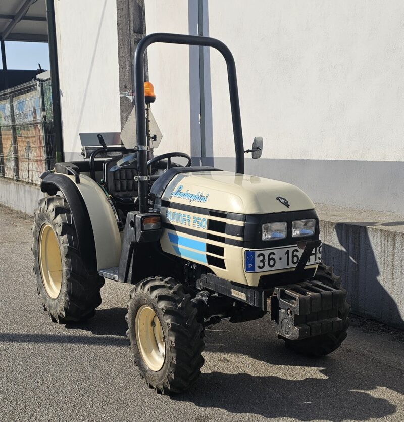 Trator Lamborghini Runner 250 - 4x4 com 25cv