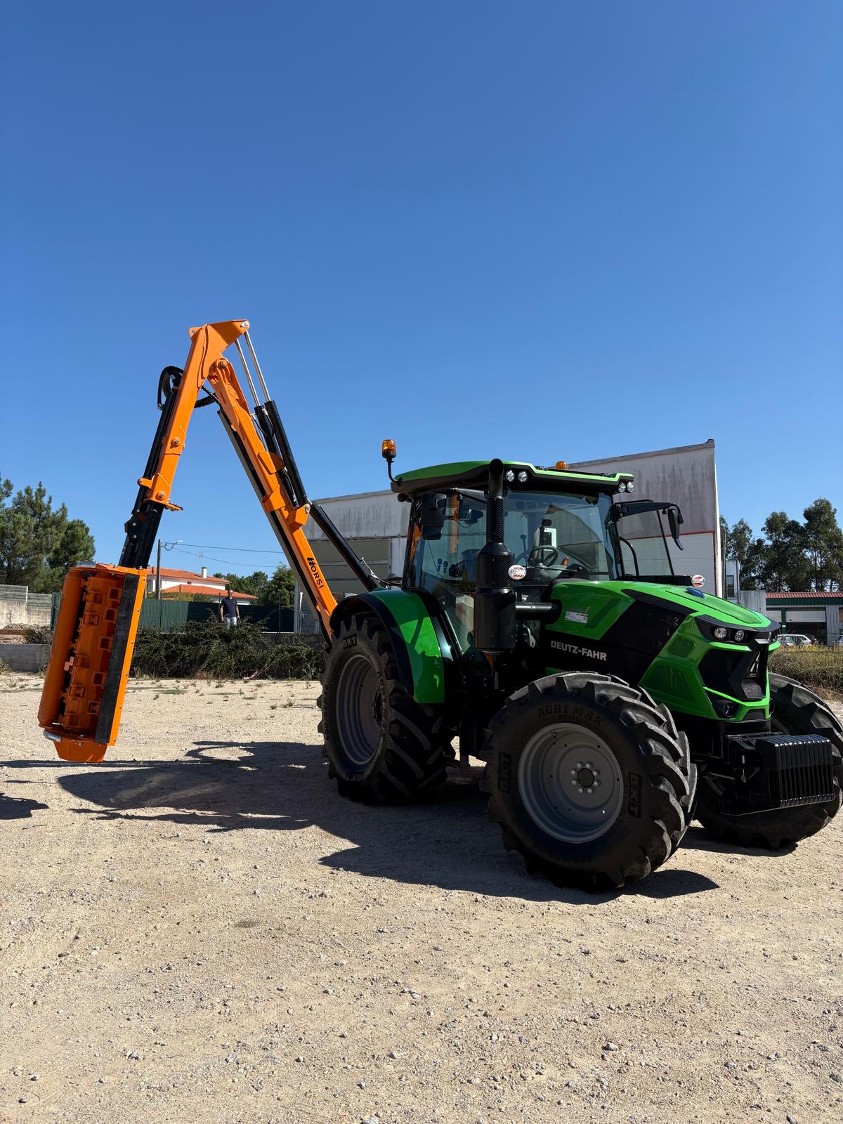 Trator Deutz-Fahr 6135C com limpa bermas Orsi Leader GP815T em Tábua